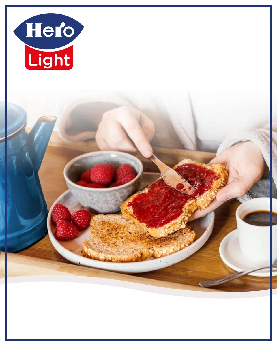 Hero Light Confettura di Frutti di Bosco Light, 8 Vasetti da 280 gr, Marmellata e Confettura Extra, Frutta di Alta Qualità, Senza Conservanti e Coloranti, Pochissime Calorie per Porzione