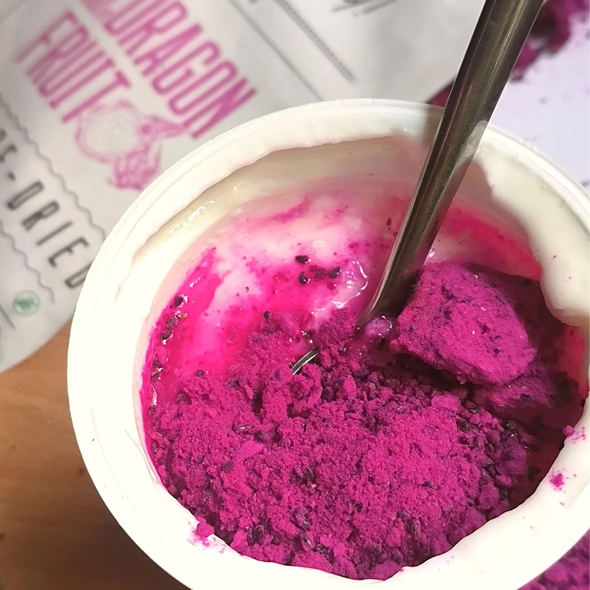 ZingyZoo Frutto del Drago Essiccato Senza Zucchero|XL 300g Polvere di frutta tritata con alcuni pezzi|Freeze Dried Dragon Fruit Crushed|Gefriergetrocknete Drachenfrucht Liofilizzato