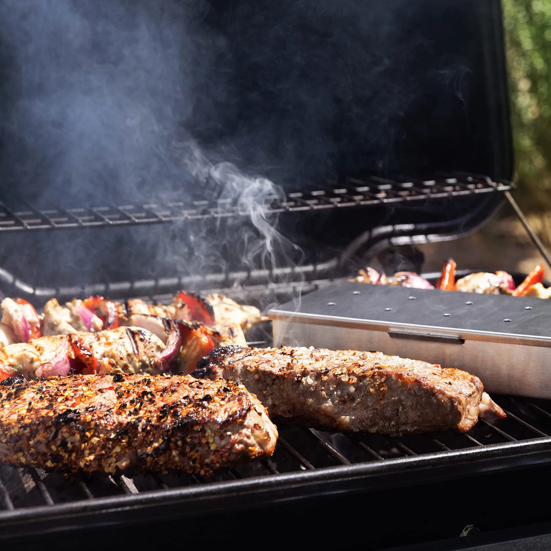 Smokehouse di Thoughtfully, set di spezie per grigliate gourmet in mini bottiglie di vetro, i gusti includono caraibico, jerk giamaicano, jalapeno, montreal e altro ancora, confezione da 10