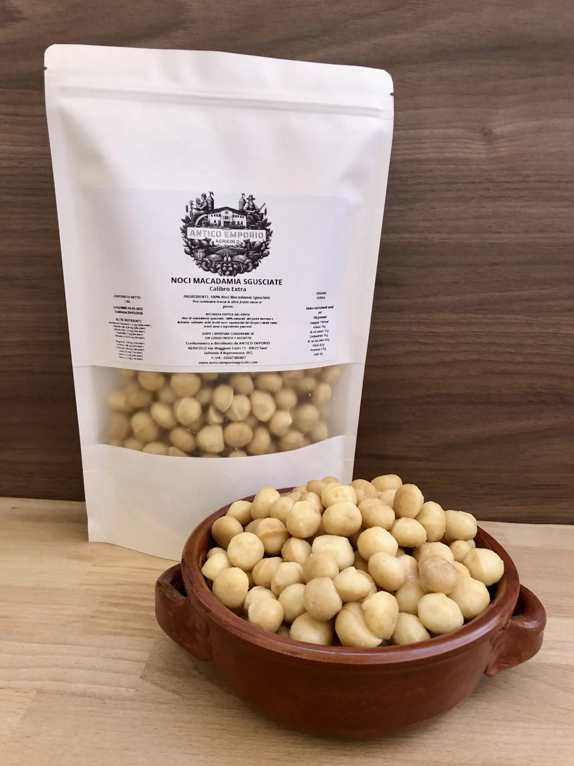 Noci Macadamia del Kenya Sgusciate - Calibrate - 100% NATURALI Senza Conservanti, Senza Sale e non Tostate - Confezione da 500 Gr. in Sacchetto di Kraft Richiudibile