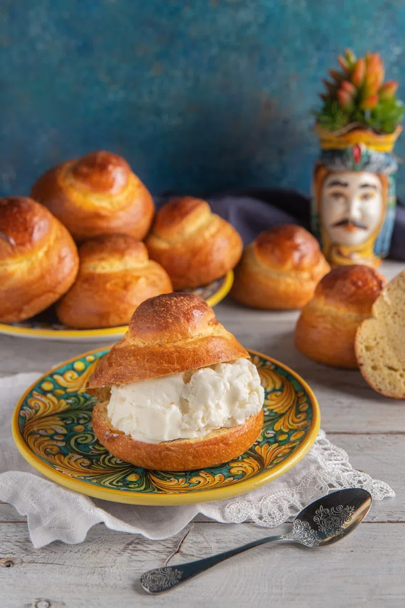 Brioche Siciliana Cu Tuppo, Brioches Artigianali per Granite e Gelati, Prodotti Tipici Siciliani In Capsula Salvafreschezza 10 Pezzi