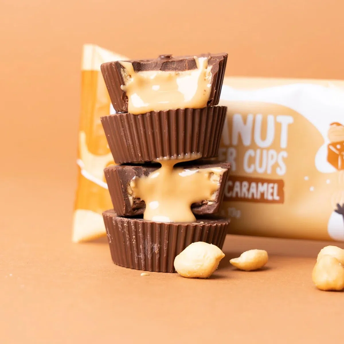 Naughty Nuts BIO Cuppette di Burro di Arachidi, Caramello Salato - Vegana, senza Olio di Palma e con il 44% di Zucchero Raffinato in Meno - 12 x 39 g
