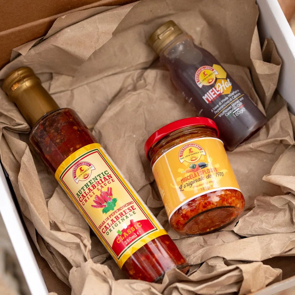 Tutto Calabria Box Regalo Piccante - Miscela Esplosiva 185g, Calabrian Chili 250g e Miele Hot 180g - Tris Perfetto, Peso Totale 545g