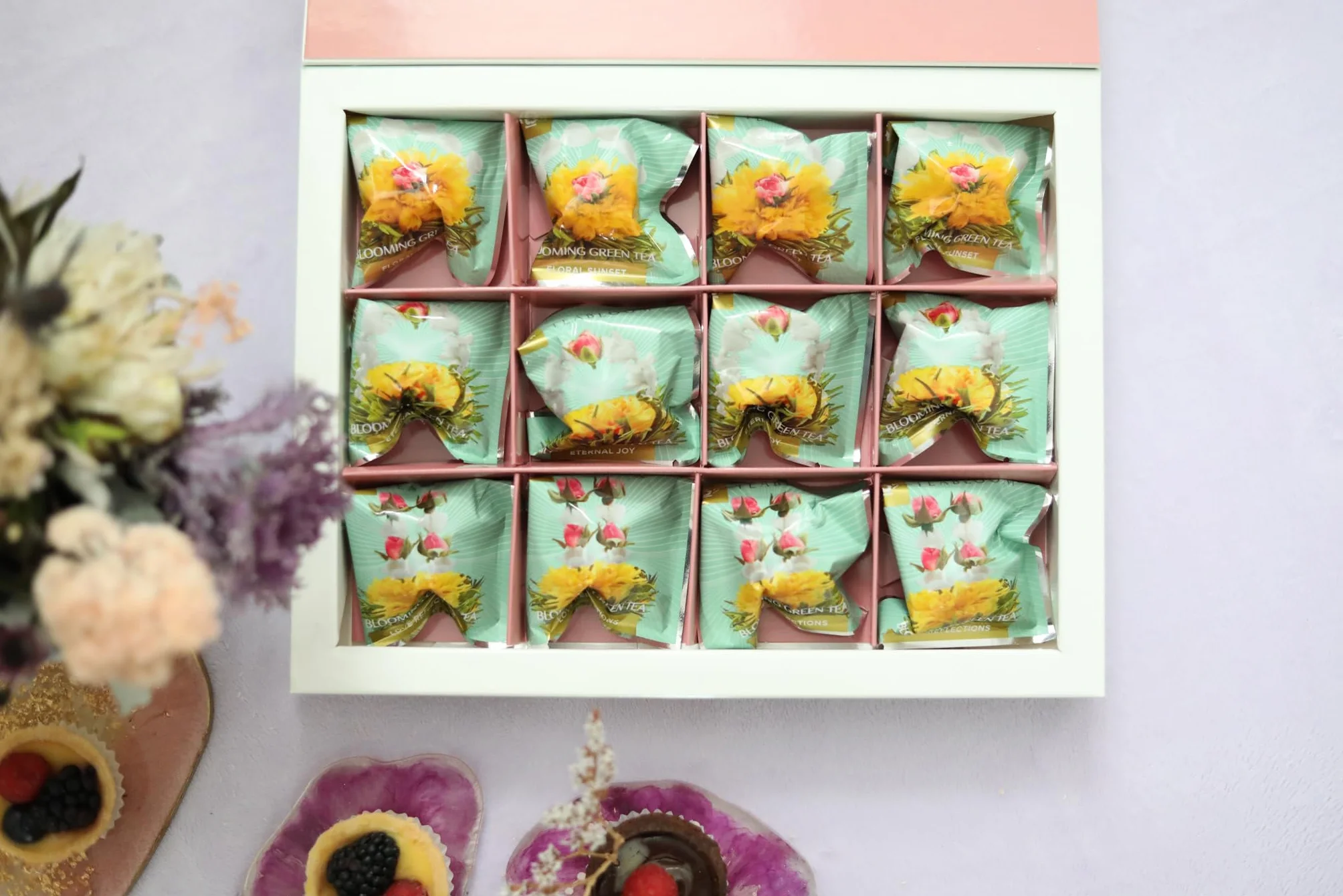 Teabloom Scrigno del Tè Fiorito – Collezione Curata di 12 Tè Gourmet in Fiore – Elegante Confezione Regalo Pronta da Donare