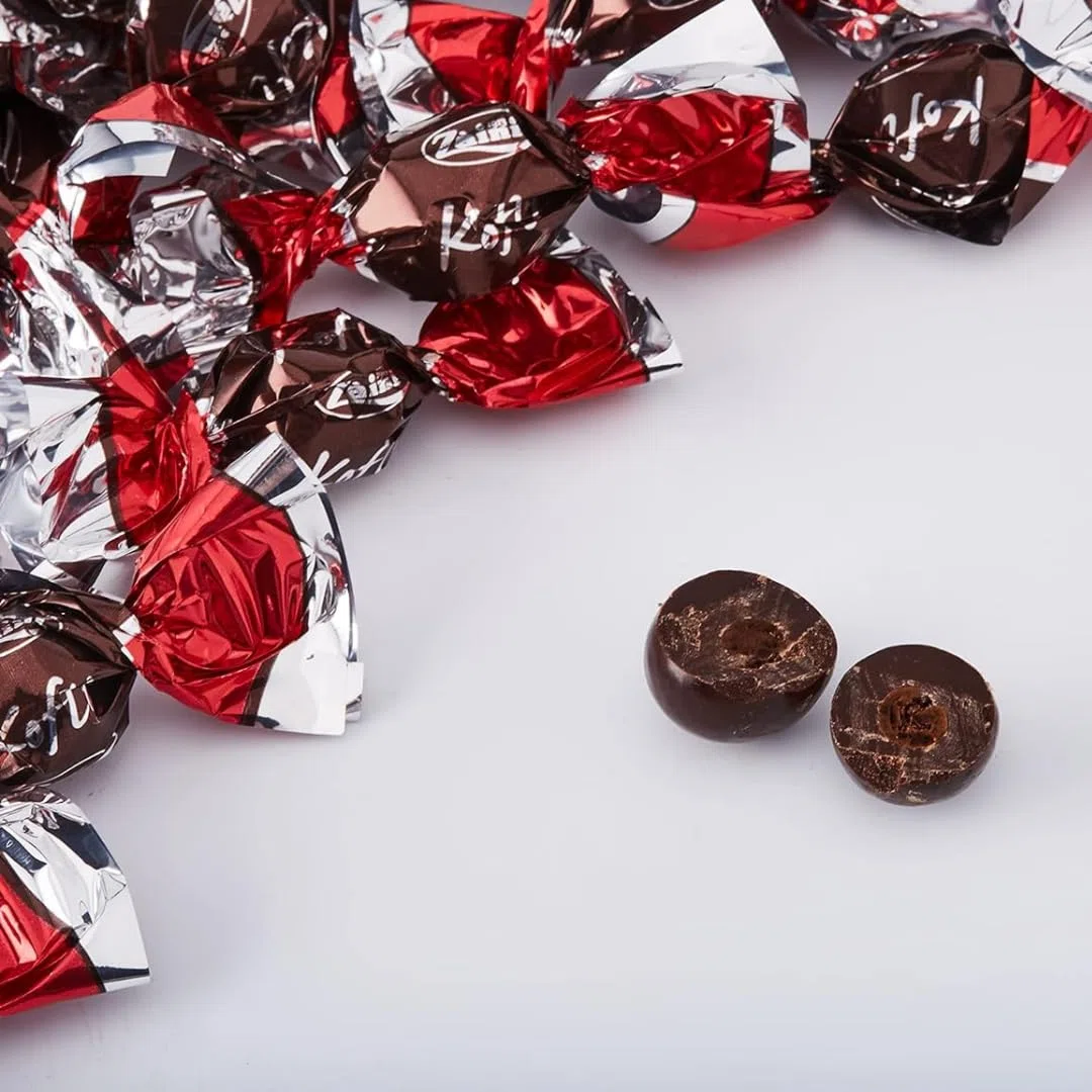 Regalo di Natale 2024 - Scatola Natalizia Tonda + 200gr Koflì Chicchi di Caffè Ricoperti di Cioccolato Fondente + Ramo di Bacca Decorativo - Confezione Regalo (200G KOFLI')