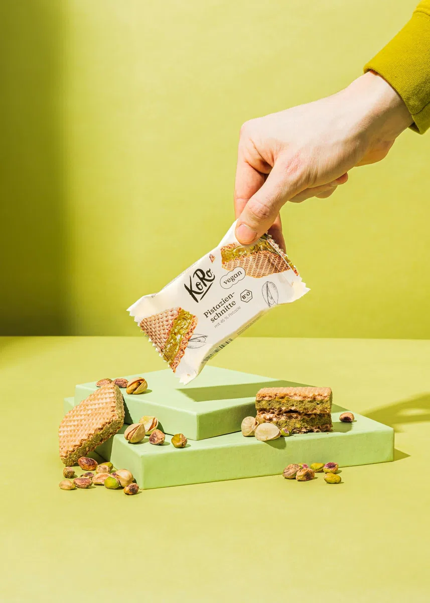 KoRo - Wafer ripieni con crema di pistacchi 22 g – 45% di ripieno ai pistacchi – Cioccolato bianco – Vegan