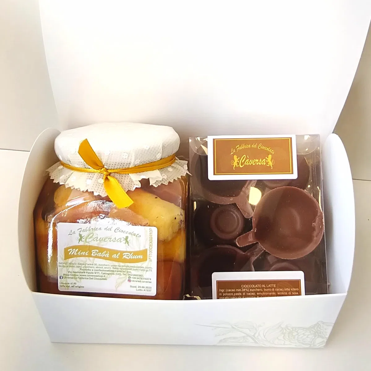 Càversa Babà al Rum 14 Gradi con Tazzine di Cioccolato al Latte – Barattolo 50 cl con 6 Tazzine Commestibili – Babà Artigianali Sgocciolati – Idea Regalo Gourmet