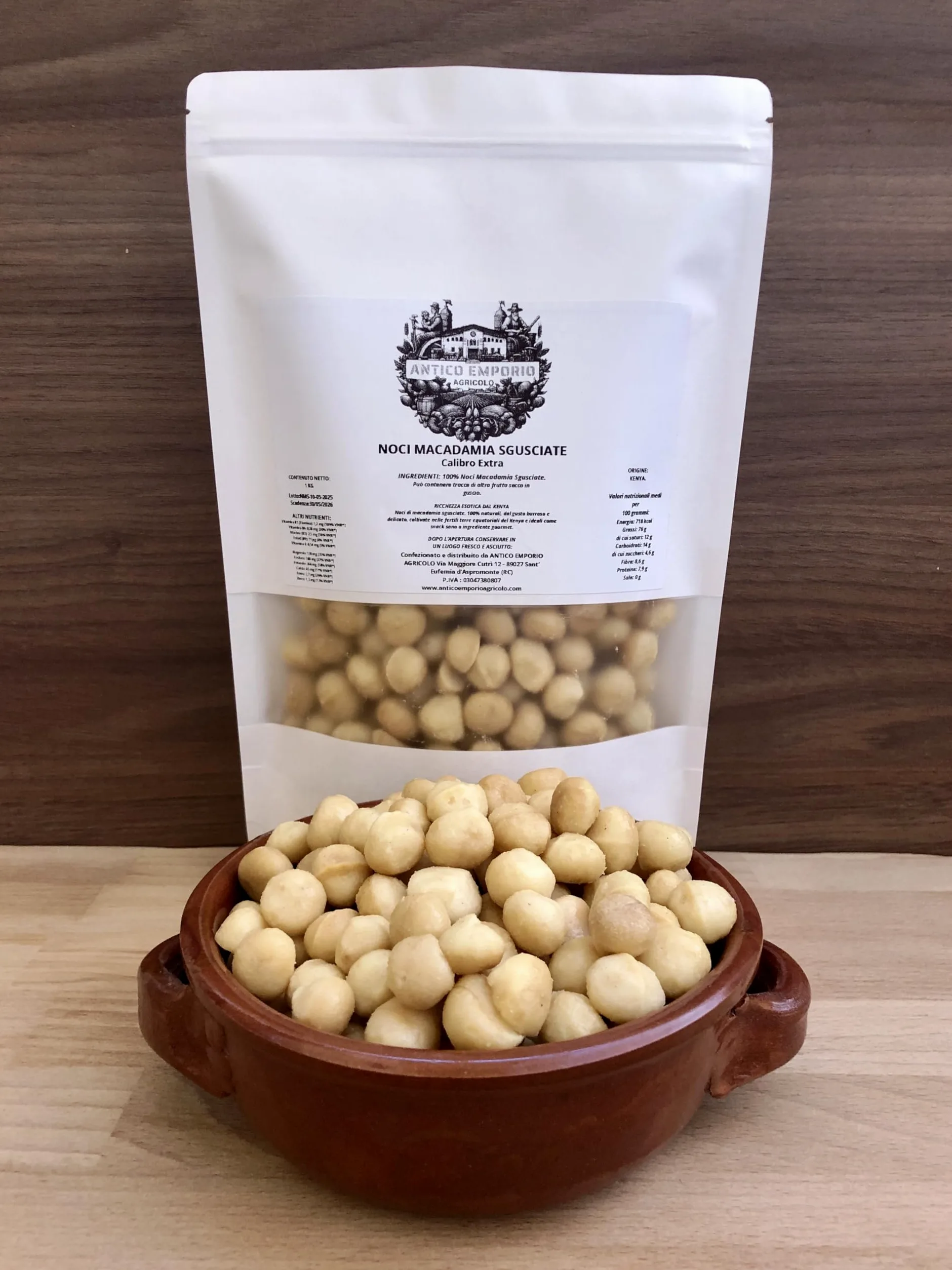 Noci Macadamia del Kenya Sgusciate - Calibrate - 100% NATURALI Senza Conservanti, Senza Sale e non Tostate - Confezione da 500 Gr. in Sacchetto di Kraft Richiudibile
